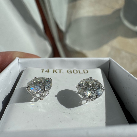 NWOT 14 KT Gold Diamond Stud Earrings - Picture 3 of 4